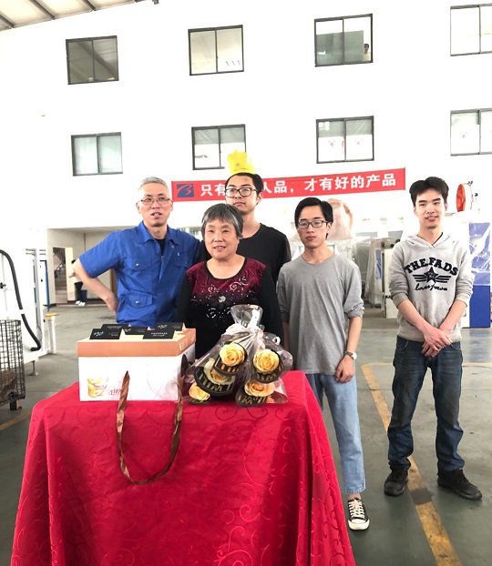 本發(fā)科技為四月份生日員工慶生，感謝為編織機事業(yè)付出